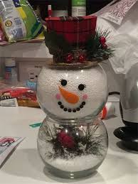 Plus que jamais, le sapin de noël vintage semble d'affirmer comme une tendance à voir et à essayer pour un noël à l'aspect rétro voir régressif qui ne manque pas de charme. Merry Christmas Christmas Decorations Table Decorations Christmas Candles Diy Christmas Cen Decoration Noel Decorations De Noel Faciles Idee Bricolage Noel