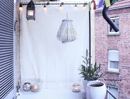 Balkon Vorhang Sichtschutz Blumen Pflanzen Topf Korb Kugeln Diy Girlande Laterne Gluhbirne Gardine Balkontur Style At Home Wohnung Balkon Dekoration