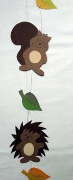 Fensterbild Fensterkette Tonkarton 034 Igel Und Eichhoernchen 034 Basteln Herbst Fensterbild Basteln Mit Kleinkindern Herbst Basteln Herbst