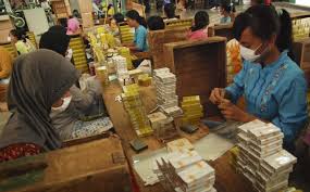 Sekitar 16.000 warga kediri menggantungkan hidupnya kepada perusahaan ini butuh rujukan. Sampoerna Gudang Garam Phk 18 314 Pekerjanya Okezone Economy