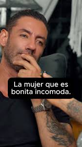 La mujer que es bonita incómoda. #Frases #motivación #personal #honestidad  #hombresdevalor #mujeresdevalor #amor #DanielDueñas