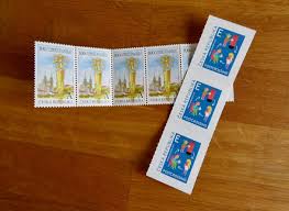Briefmarken kaufen können sie in jeder postfiliale oder online und diese sogar individuell gestalten. Dinge Des Alltags Briefmarken Mit Buchstaben Unterwegs In Tschechien