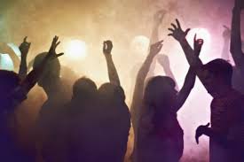 En una fiesta no puede faltar el vals el danubio azul de strauss. Canciones Que No Pueden Faltar En El Fin De Semana