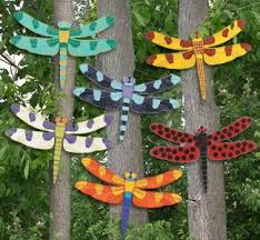 Giant Bright Dragonflies Pattern Add A Touch Of Whimsy To Your Garden Or Yard With These Brightly Painted Dragonflies In 2020 Hof Kunst Holzblumen Gartenprojekte