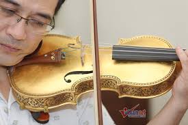 Xuân Huy với cây vĩ cầm bằng sứ dát vàng vô giá do chính mình chế tác