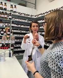 Jumătatea trupei bambi pregătește o nouă linie de parfumuri. Denisa De La Bambi InvaÈ›Äƒ SÄƒ FacÄƒ Parfumuri DÄƒ 6 000 De Euro Ca SÄƒ Studieze La È™coala InfiinÈ›atÄƒ De Guerlain La Paris Libertatea