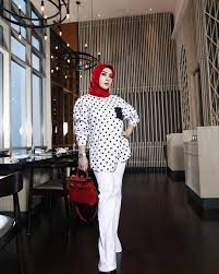 Rabu, 27 oktober 2021 | 08:38 wib. Gaya Terkini Syahrini Putuskan Hijrah Pakai Hijab Fancy