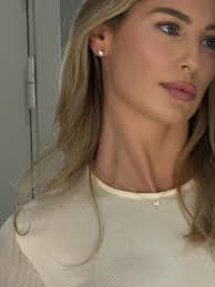 Annonce. Some moments don't ask for attention, they simply hold it. Draped  in silk and framed by a little @theofficialpandora radiance. #ElleAwards  @elledanmark