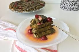 Ince Ince Sarilan Zeytinyagli Visneli Yaprak Sarma Yemek Com Yemek Tarifi 2020 Yemek Tarifler Yaprak
