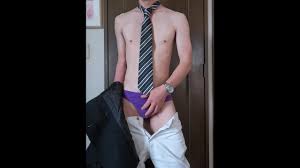 マスクをかぶった露出狂の日本人男性がオナニーしています。