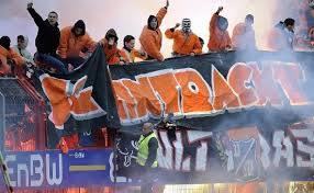 Ultras von eintracht frankfurt rufen plattform für hilfesuchende vereine ins leben darüber hinaus werden schon bestehende aktionen aufgelistet, wie beispielsweise die plattform ineintracht. Ultras Saboteure Oder Einfach Nur Liebende Fussball Faz