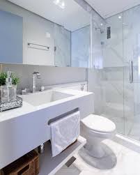 Um Banheiro Elegante E Com O Branco Predominante Foi A Intencao Da Braccinilimaarquitetura Ao C Banheiros Modernos Decoracao Banheiro Pequeno Banheiro Pequeno