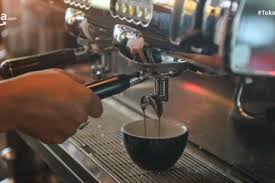 Selain untuk espresso, alat ini juga dibekali fitur yang memungkinkannya membuat kopi latte, dan dilengkapi fitur cup warmer yang memastikan kehangatan kopi yang akan kamu santap. 12 Merek Mesin Kopi Terbaik Favorit Banyak Orang
