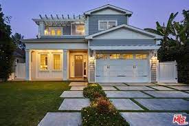Here, a tailored, wire trellis flanks the front doors and overflows with climbing english ivy. 15 Traditional Style Homes Exterior And Interior Examples Ideas Photos Home Stratosphere