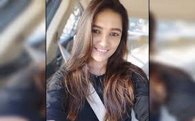 Vani bhojan's wiki, biography, age, height, husband, boyfriend, affairs, family, biography, facts, photos, videos & more. Chiyaan 60 Vani Bhojan Is Vikram S Female Lead In This Tamil Action Thriller