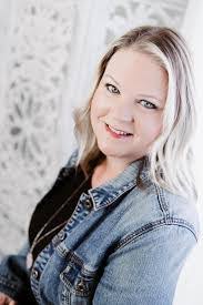 Debbie Saari's Instagram, Twitter & Facebook