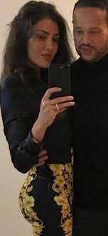 حيث تم تسريب مجموعة من الصور للفنانة ريهام حجاج مع زوجها رجل الأعمال وطليق الفنانة ياسمين عبد العزيز محمد حلاوة، ليكون اعلان غير مباشر عن زواجهما. Ø±ÙŠÙ‡Ø§Ù… Ø­Ø¬Ø§Ø¬ ØªØ³Ø±Ø¨ Ø§Ù„ØµÙˆØ± Ø§Ù„Ø£ÙˆÙ„Ù‰ Ù„Ù‡Ø§ Ù…Ø¹ Ø·Ù„ÙŠÙ‚ ÙŠØ§Ø³Ù…ÙŠÙ† Ø¹Ø¨Ø¯ Ø§Ù„Ø¹Ø²ÙŠØ² Ø¨Ø¹Ø¯ Ø¥Ø¹Ù„Ø§Ù† Ø²ÙˆØ§Ø¬Ù‡Ù…Ø§ Ù…Ø¬Ù„Ø© Ù‡ÙŠ