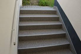 Granit ist ein sehr hochwertiger und widerstandsfähiger stein. Steinteppich Fur Ihre Aussentreppe Rutschfest Frostsicher Und Exklusiv Fugenlose Steinteppiche