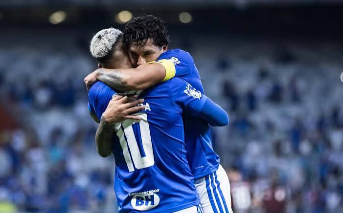 Cruzeiro vence o Athletico-PR em jogo marcado por protestos