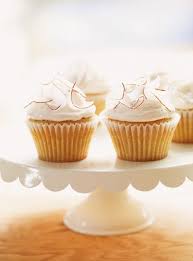 Recette De Cupcakes A L Erable Dessert De Ricardo Gateau Avec Meringue A L Erable Glacer Les Gateaux Avec La Dessert Cupcakes Sweet Recipes Seasonal Baking