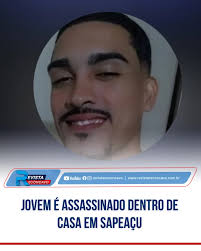 Na madrugada desta sexta-feira (14), um jovem identificado como Caio dos  Santos, de 26 anos, foi assassinado dentro de sua residência, localizada na  Rua Olhos D'Água, no bairro Adelaide Menezes, em Sapeaçu,