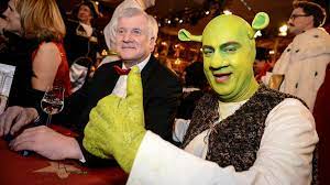 Auf dem krug ist söder als shrek mit der hb krone in der hand zu sehen. Markus Soder Wer Ist Der Neue Starke Mann Der Csu Wirklich