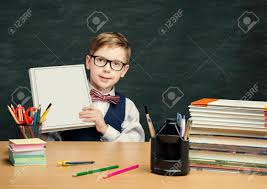 Choisissez parmi plus d'un million de photos et d'images de haute qualité exemptées de droits d'auteur. Etudiant Tenue Livre Couverture Ecole Gosse Garcon Dans Classe Education Elementaire Banque D Images Et Photos Libres De Droits Image 84184599