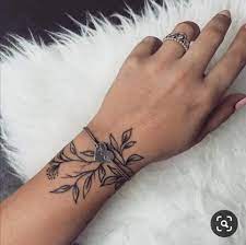 Kleines tattoo an der wade, blumen tattoo lotus, bein tattoos für frauen. Was Kostet Das Tattoo Am Handgelenk Tattoostudio Preisempfehlung