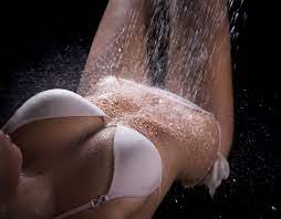Schöne Und Sexfrau Legt in Weißen Badeanzug, Unter Dusche Stockbild - Bild  von form, schlüpfer: 54441341