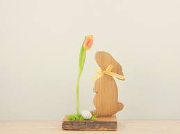 deko objekte hase eichenholz mit vase ein designerstuck von holzhase bw bei dawanda ostern deko deko ostern 2019