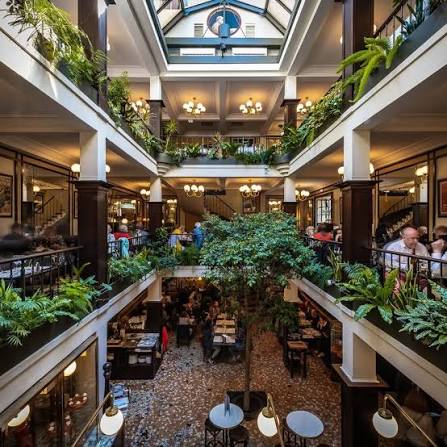 51 Rue du Commerce – Une immense brasserie historique sur trois étages autour d'un patio sous verrière, pour une cuisine française traditionnelle et des viandes de qualité.