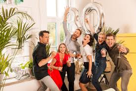 Vor über einem jahr nehmen die reiners den kranken hund patty auf und lassen sie für viel geld behandeln. Hoch Die Fruhstuckstassen 30 Jahre Sat 1 Fruhstucksfernsehen Presseportal