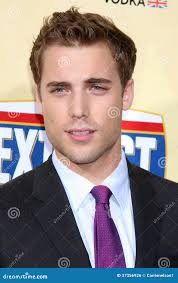 Dustin Milligan 编辑类照片. 图片包括有灰尘, 首放, 傲慢, 剧院, 安赫莱斯, 威严的- 37356926