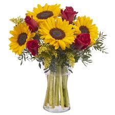 Mazzo elegante e raffinato, composto da rose rosse e gypsophila, confezionate con verde decorativo. Mazzo Di Rose Rosse E Girasoli Italflora