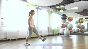 Unsere kollegin erklärt euch die richtige. 15 Minuten Workout Gegen Osteoporose Fur Starke Knochen Ukv Union Krankenversicherung Youtube