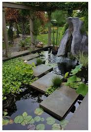 Selain itu, nuansa kolam ini memang merupakan kolam ikan minimalis batu alam, bahkan ada patung batu sebagai dekorasi. Kolam Ikan Belakang Rumah Desain Lanskap Taman Indah Kebun Kecil