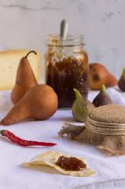 La composta di pere è ottima spalmata sul pane da mangiare per collazione o merenda, per fare le crostate oppure servita con del formaggio. Confettura Di Pere E Peperoncino La Cuisine Tres Jolie