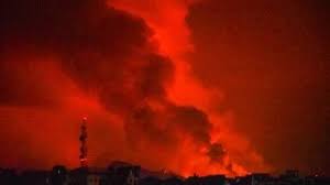 Il vulcano nyiragongo in congo è esploso per la prima volta dopo quasi 20 anni questa sera, colorando il cielo notturno di un rosso fuoco e invadendo con una colata di lava una grande. Zpsmi1xmzx16lm