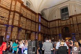 Isaac, fotografo, viene chiamato per immortalare angelica, una giovane sposa morta prematuramente. Roma La Biblioteca Diventa Una Discoteca Servono Fondi Per Salvare I Volumi