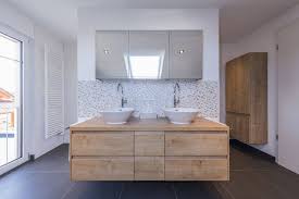 Finde Moderne Badezimmer Designs Wand In T Form Trennt Dusche Und Toilette Gleichzeitig Als Trager Fur Zwei Moderne Waschbecken Doppelwaschbecken Badezimmer
