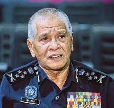 Ketua setiausaha kementerian dalam negeri, datuk seri alwi ibrahim dan ketua polis kedah, datuk zainal abidin kasim. 4 Suspects To Be Hauled Up Again Pressreader