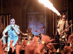 ˈfɔʏɐ ˈfʁaɪ) is a song by german industrial metal band rammstein. Rammstein World Video Feuer Frei