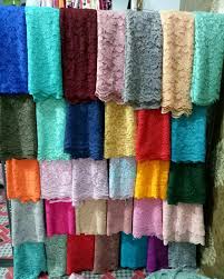 Disebabkan aku sebelum nih aku dah pernah beli kain kat kedai nih, so aku pun terus je meluru ke kedai jai ho.memang tak tengok dah kedai lain lepas dah siap bershopping sakan di pasar baru, kami pun terus ke jalan cibadak tempat nih penuh. Harga Kain Brokat Per Meter Di Pasar Baru Bandung Lukisan
