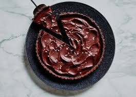 This Salted Caramel Chocolate Tart Tastes Like A Sophisticated Milk Dud En 2020 Recette Cookies Moelleux Tarte Chocolat Caramel Caramels Au Chocolat