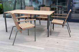 Ronde ou rectangulaire, en bois ou métal, de couleur sobre ou vitaminée, découvrez notre large sélection de tables de jardin botanic® pour déjeuner au grand air. Salon De Jardin Table Bistrot Rectangle 95x166 Cm Et 4 Fauteuils Axis En Metal Acier De Couleur Et Bois Massif Seanroyale