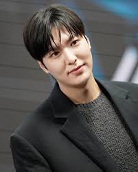 Weekend is more colorful with Dr Gong Ryong ☺️☺️☺️ @actorleeminho Posted  @withregram • @ myment_official [#LEEMINHO] #📷 Actor Minho, who  passionately plays the role of the space tourist 'Gong Ryong', brings joy