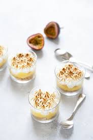 Tarte Au Fruit De La Passion En Verrine Un Dejeuner De Soleil Verrine Sucree Facile Tarte Aux Fruits Patisserie Sans Cuisson