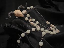 Rosario de calaveras de carnero hecho a medida! ¡Saluda un poco a Satanás  con una de nuestras piezas únicas de estilo infernal, justo a tiempo para  la Pascua! 666 amén, etc. -