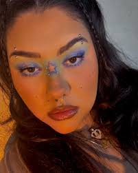 feeling ✧𝓃𝑜𝓈𝓉𝒶𝓁𝑔𝒾𝒸✧ I know last post I said I was taking a break  from star looks but…it's impossible. Sorry. ✩𝓅𝓇𝑜𝒹𝓊𝒸𝓉𝓈✩  @blendbunnycosmetics Lure and Machina palette @essence_cosmetics lash  princess waterproof mascara @nyxcosmetics lip