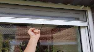 Günstige fenster mit rollläden beginnen bei etwa 1000€ inklusive montage hierbei handelt es sich natürlich nur um ein einzelnes preisbeispiel für bestimmte fenster mit einem bestimmten rollladenmodell. Fliegengitter Fenster Integrierter Insektenschutz Als Rollo Und Schiebetur Im Haus